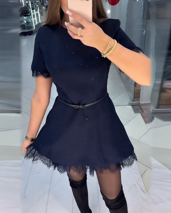 Robe En Dentelle Scintillante À Manches Courtes Et Coupe A