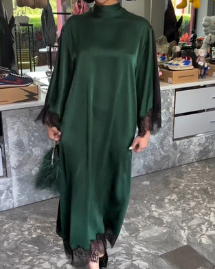 Robe À Col Haut Et Bord En Dentelle