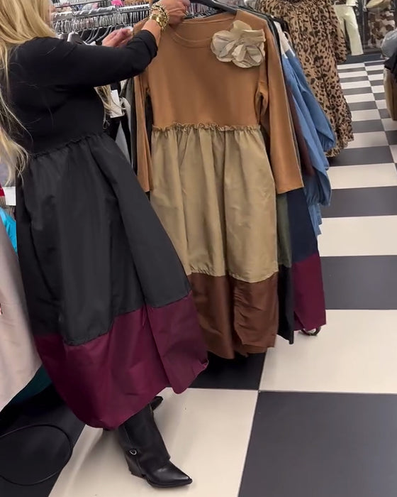 Robe élégante avec fentes contrastées