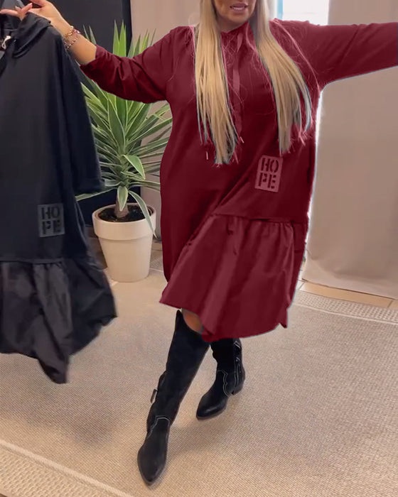 Robe ample à capuche et empiècements à manches longues