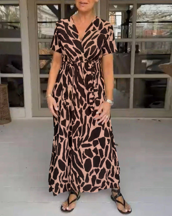 Robe à manches courtes avec col en V