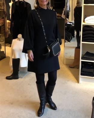 Robe noire classique à manches lanternes