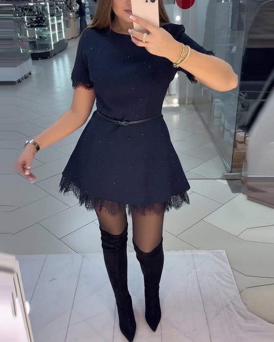 Robe En Dentelle Scintillante À Manches Courtes Et Coupe A