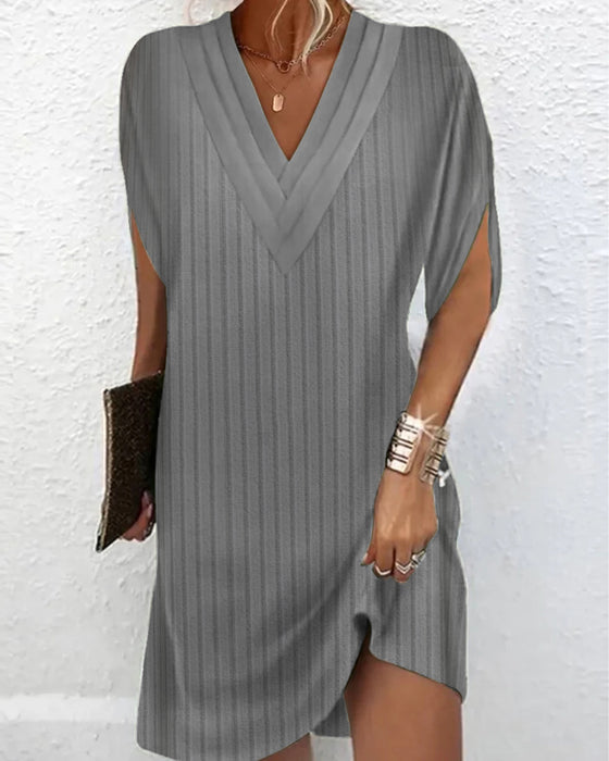 Robe décontractée de couleur unie avec manches fendues et col en V