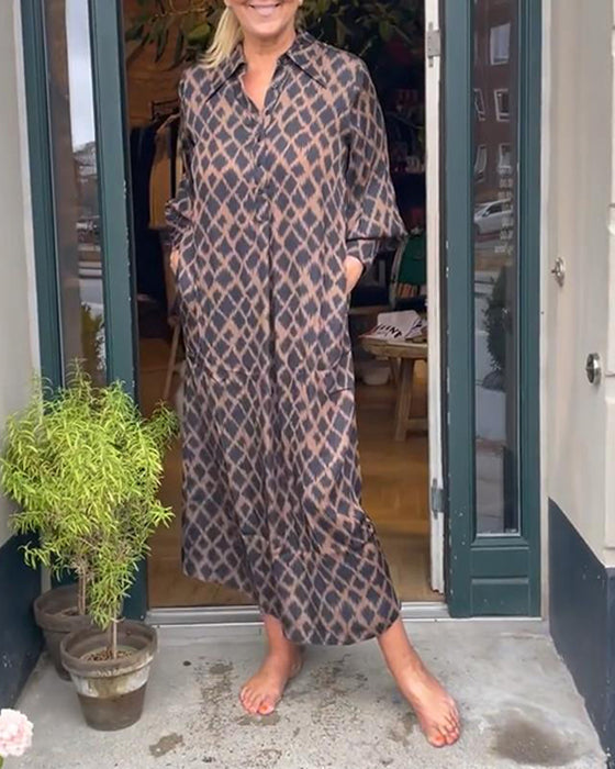 Robe élégante avec imprimé géométrique contrasté et revers