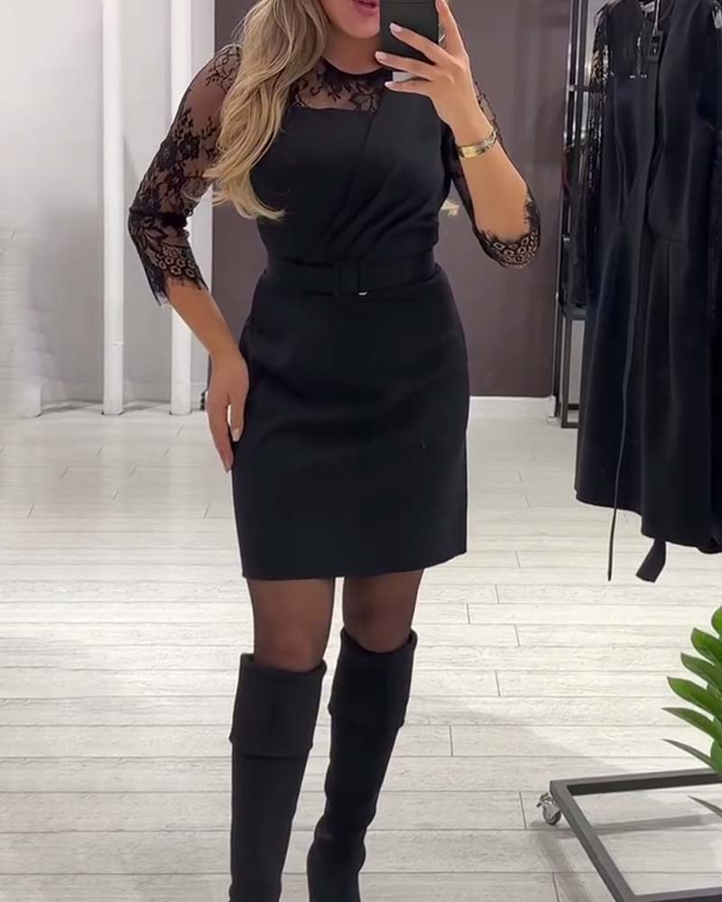 Robe À Coupe Cintrée Et Détails Patchwork