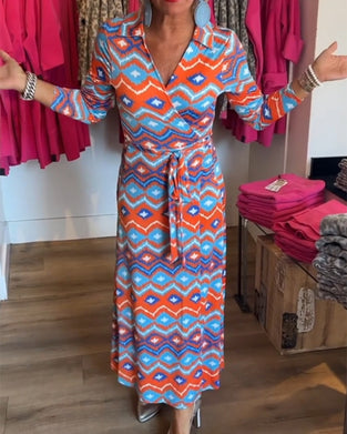 Robe à bretelles et revers imprimés colorés