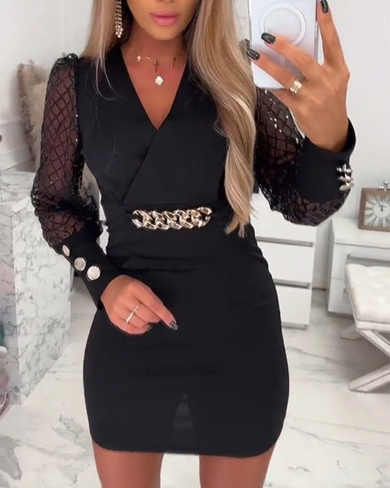 Robe À Col En V Avec Boutons Chaîne Et Empiècements En Tulle