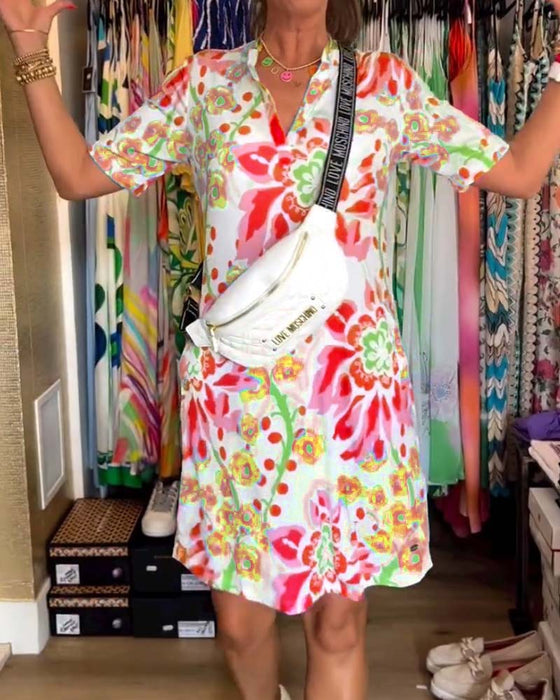 Robe à manches courtes, imprimé fleuri et col V