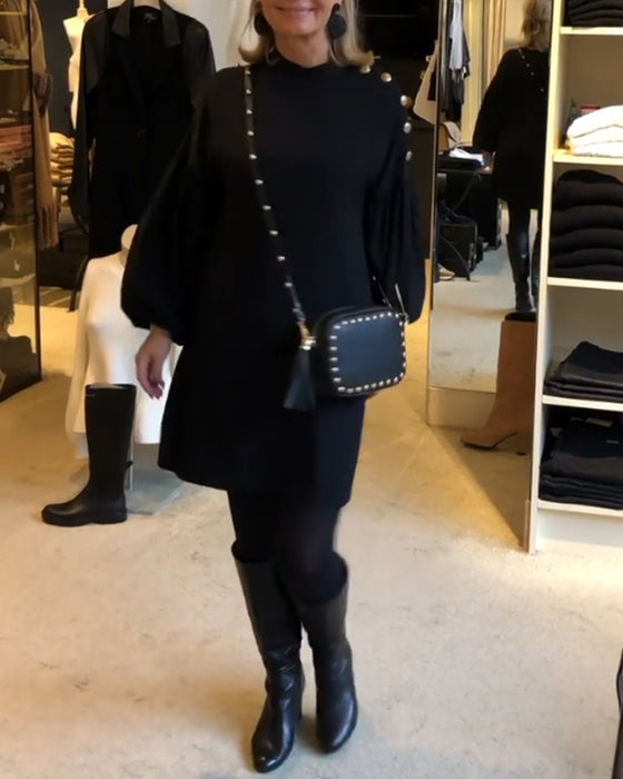 Robe noire classique à manches lanternes