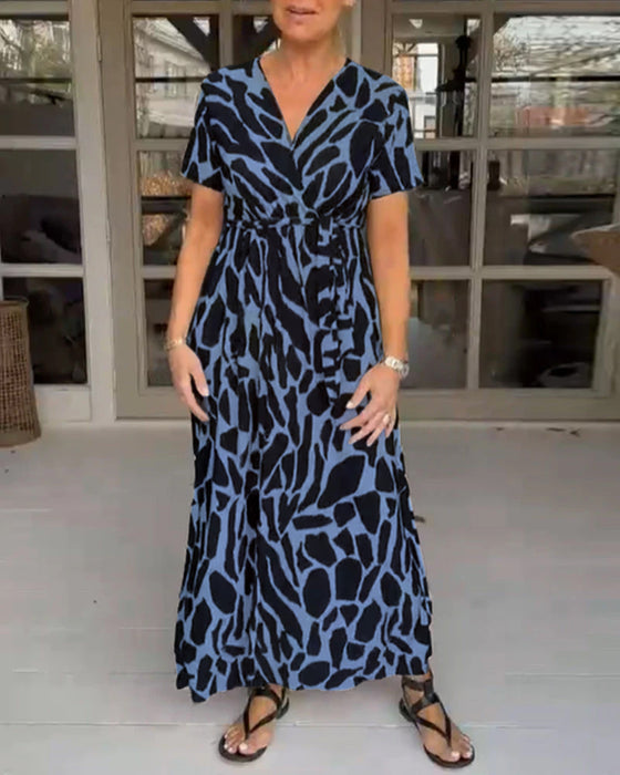 Robe à manches courtes avec col en V