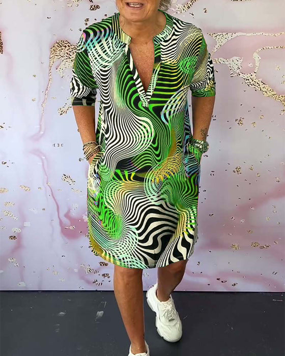 Robe à poches imprimée colorée avec col en V et demi-manches