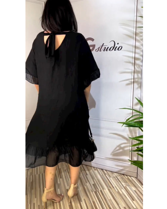 Robe fluide à empiècements et manches courtes