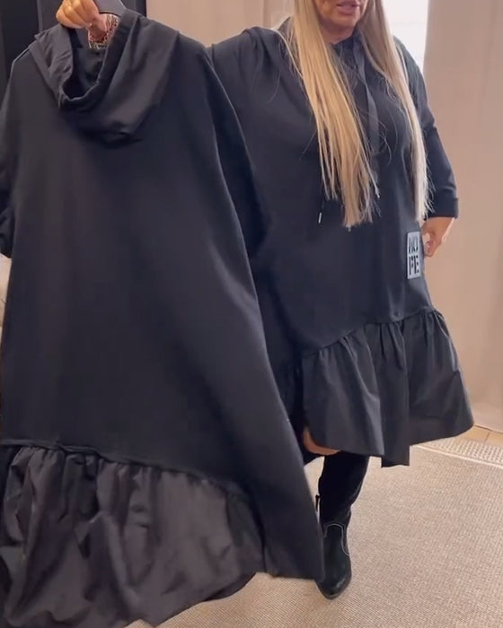 Robe ample à capuche et empiècements à manches longues