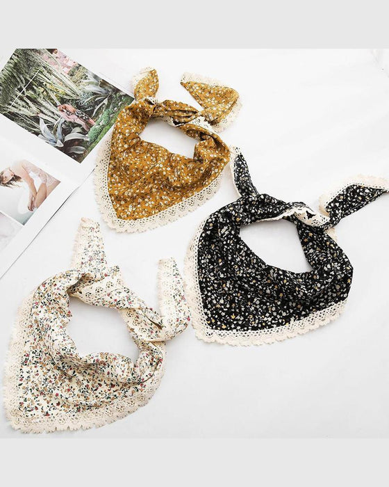 Petit Foulard Triangulaire à Fleurs