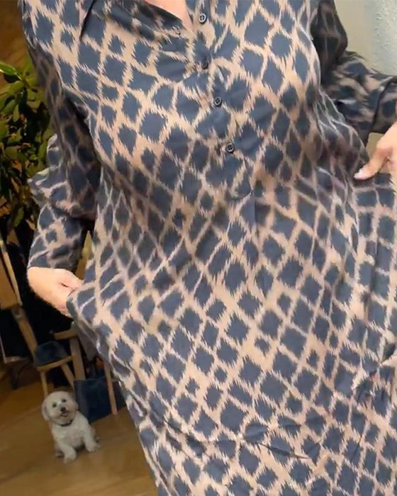 Robe élégante avec imprimé géométrique contrasté et revers