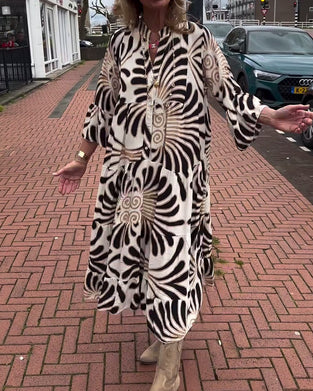 Robe à col V et manches évasées