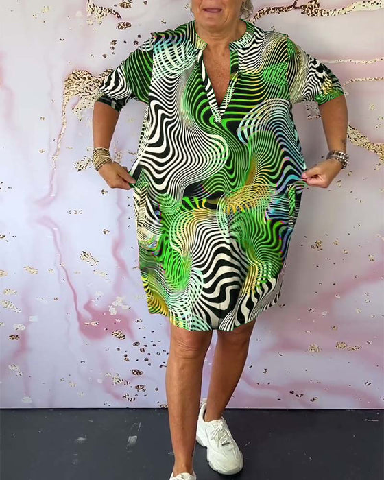 Robe à poches imprimée colorée avec col en V et demi-manches