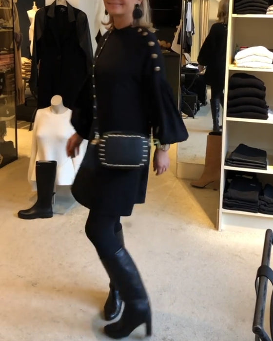 Robe noire classique à manches lanternes