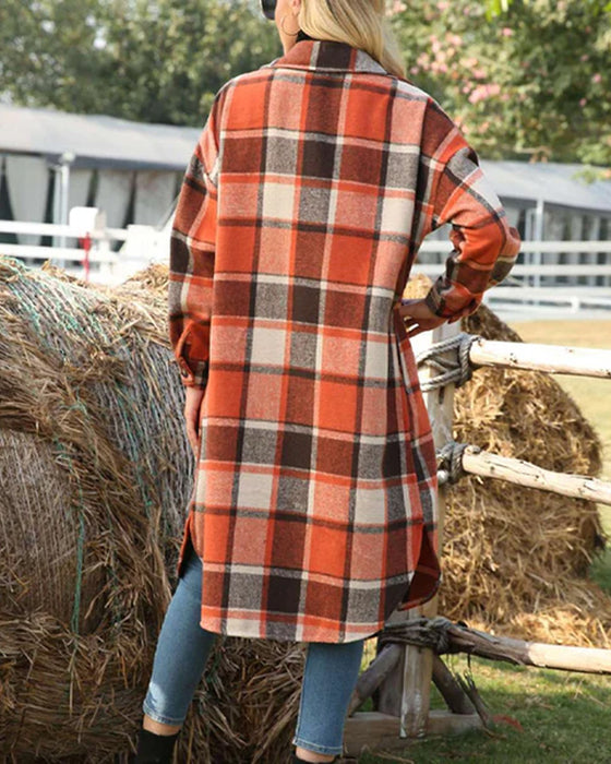 Manteau à carreaux avec boutons à revers