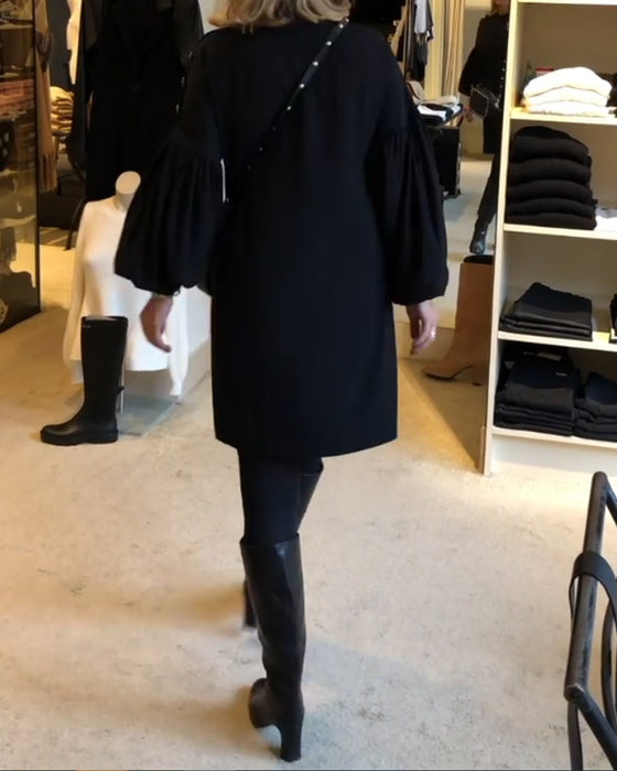 Robe noire classique à manches lanternes