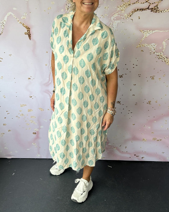 Robe ample à revers et manches courtes