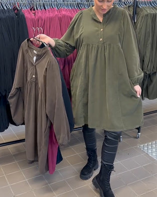 Robe Boutonnée À Col En V Et Manches Longues