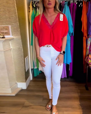 Haut de couleur unie à col en V en dentelle épissée