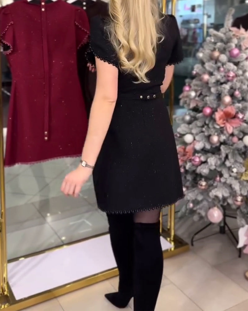 Robe richement brodée de perles et cintrée