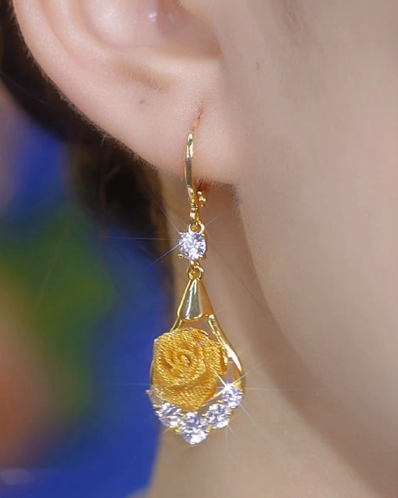 Boucles D'oreilles En Maille Élégantes À Motif De Rose