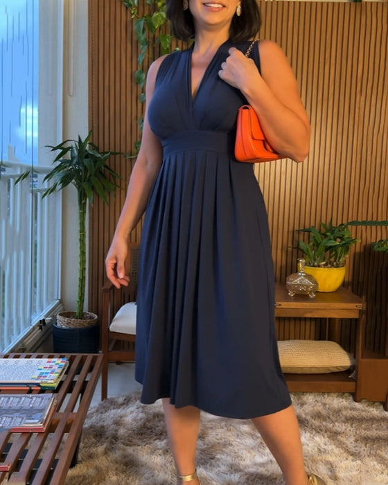 Robe avec col en V, sans manches et taille cintrée