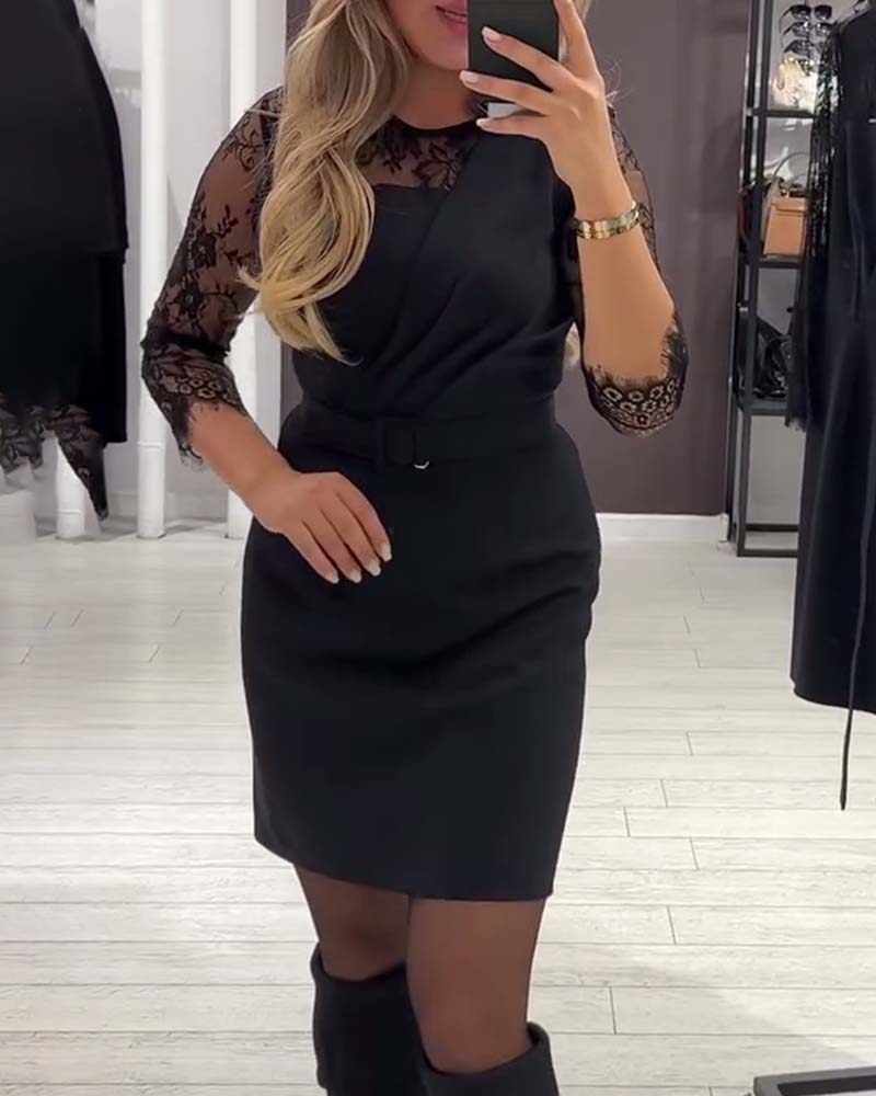 Robe À Coupe Cintrée Et Détails Patchwork