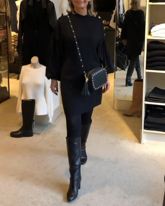 Robe noire classique à manches lanternes