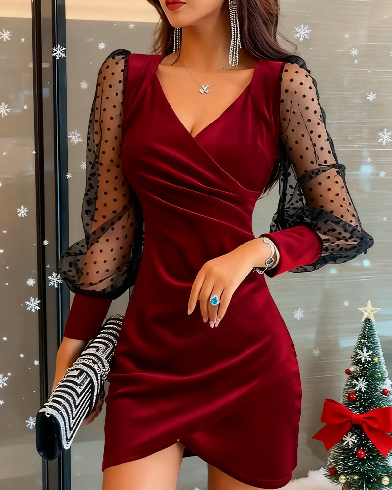 Robe À Profond Décolleté En V Et Détails Patchwork