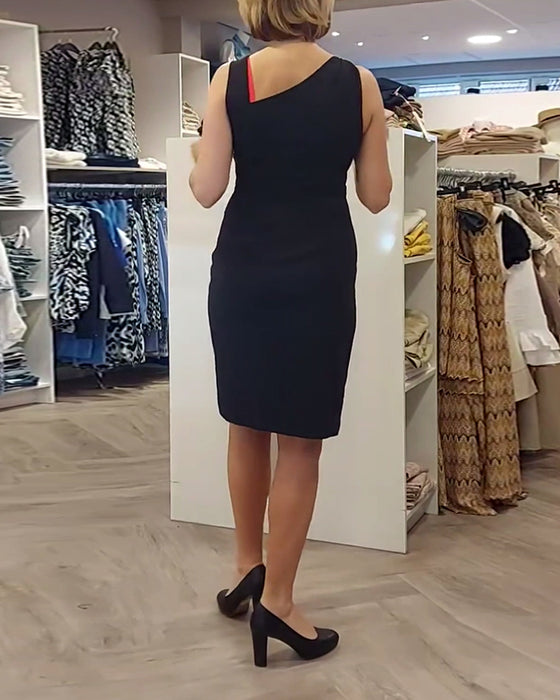 Robe de couleur unie sans manches à col incliné