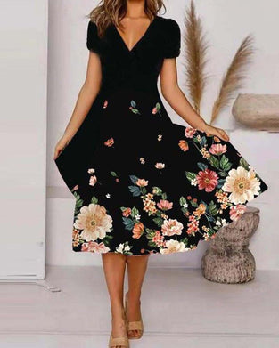 Robe Courte À Manches Avec Encolure En V Et Motif Floral