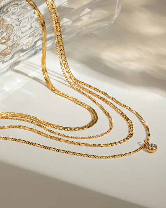 Collier Superposé Avec Toutes Les Chaînes