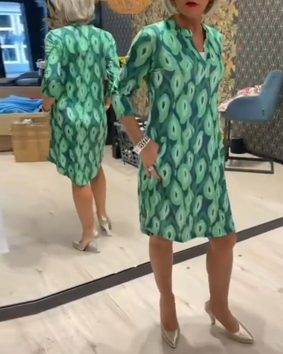 Robe imprimée à col en V et manches trois-quarts
