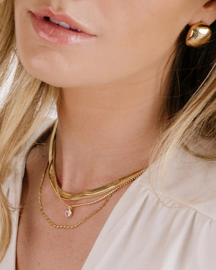 Collier Superposé Avec Toutes Les Chaînes