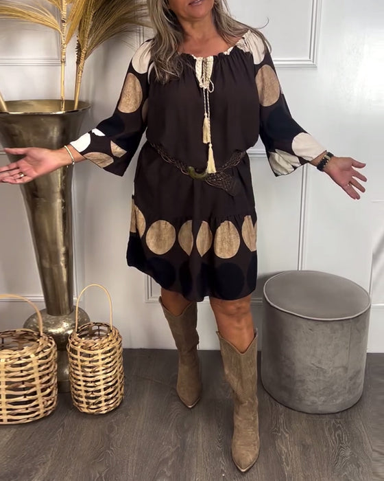 Robe Avec Caractéristiques Pois Et À La Mode