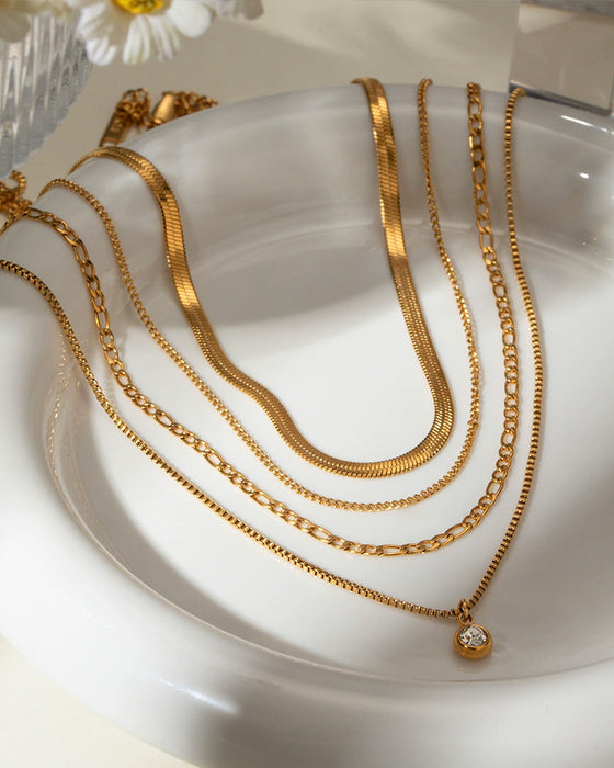 Collier Superposé Avec Toutes Les Chaînes