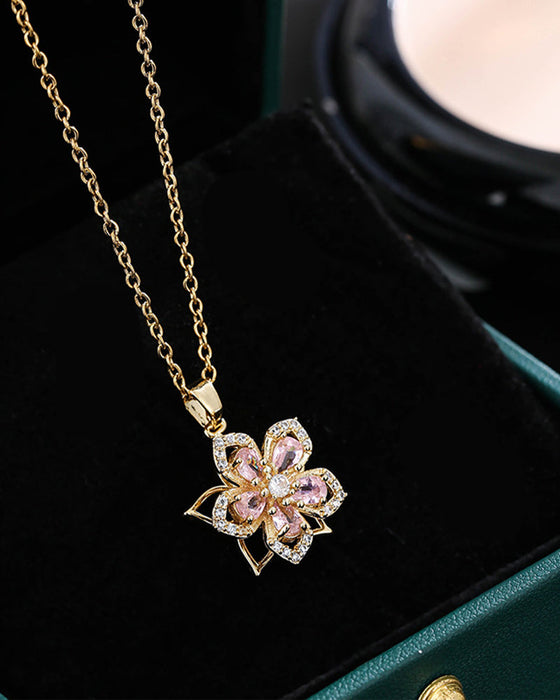 Collier pendentif rotatif à 360° à cinq pétales de fleur