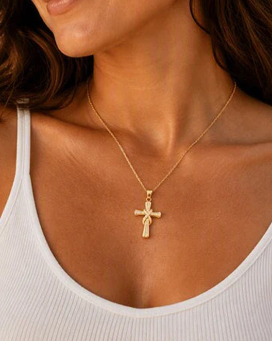✝️ Collier Femme avec Pendentif Croix Scintillant – Design Torsadé Élégant Pour Le Quotidien & Les Occasions Spéciales