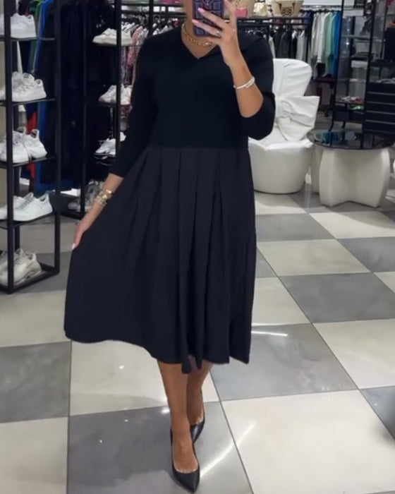 Robe plissée à empiècements et col en V