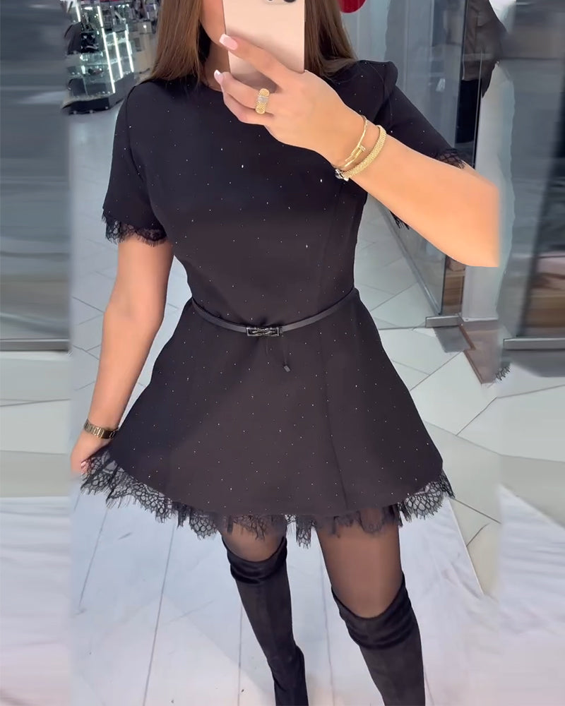 Robe En Dentelle Scintillante À Manches Courtes Et Coupe A