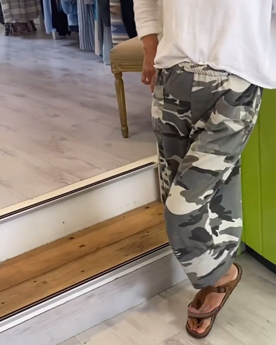 Pantalon décontracté à poches et imprimé camouflage