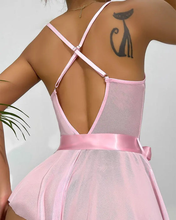 Une pièce sexy en dentelle avec nœud