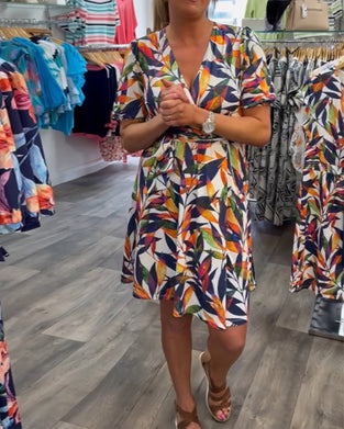 Robe imprimée à manches courtes et col en V