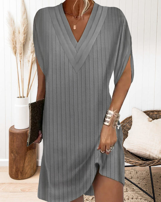 Robe décontractée de couleur unie avec manches fendues et col en V
