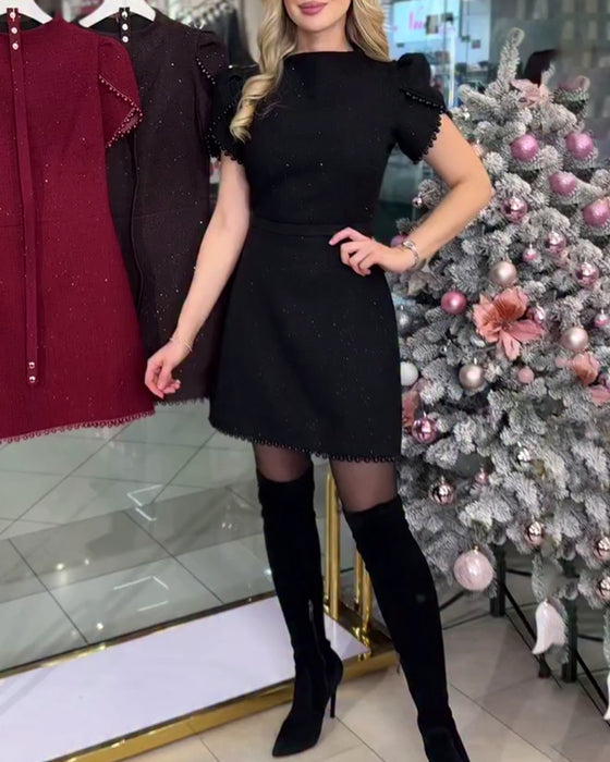 Robe richement brodée de perles et cintrée